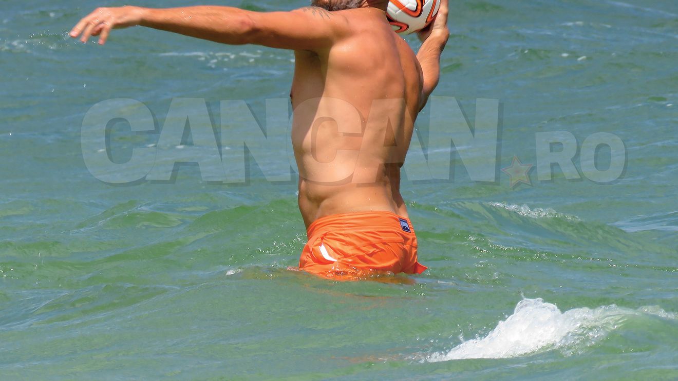 Cu barbă nu-l mai recunoşti, dar dezbrăcat e şi mai şi! Stelea şi-a scos sculptura la înaintare în Mamaia!