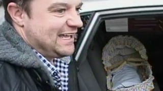 VIDEO Andrei Duban si-a scos baiatul din spital intr-un cosulet cu flori!