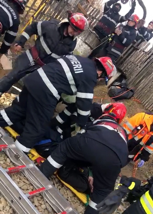 Mobilizare impresionantă pentru salvarea femeii care a căzut în fântână, în localitatea Vârfuri, din Dâmbovița