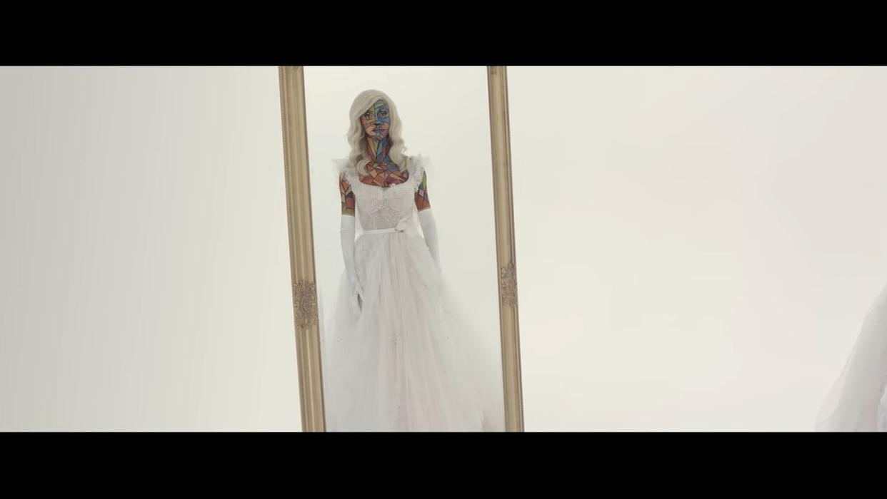 Andreea Bălan, mesaje dureroase pentru George Burcea în noua piesă, “Am crezut în basme”! Bărbatul misterios din videoclip seamănă cu tatăl fiicelor sale