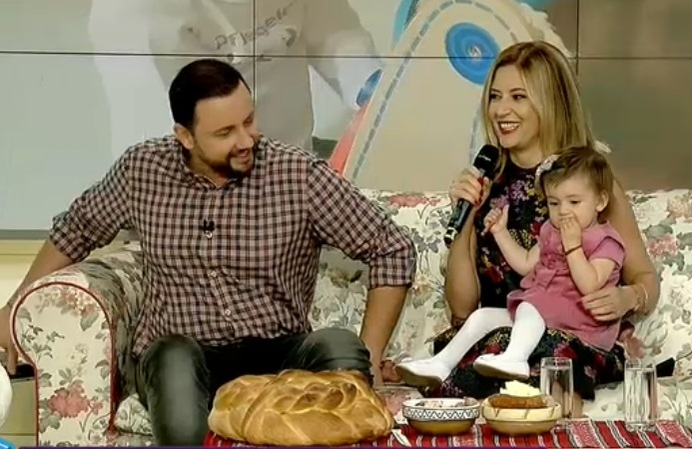 Amalia Enache este foarte fericită de când a devenit pentru prima dată mămică şi îi dedică tot timpul liber micuţei sale.