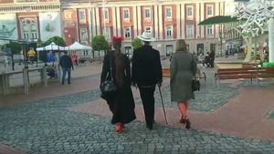 Imagini incredibile! Un bărbat, filmat în timp ce se plimbă cu două femei în lesă, în centrul Timișoarei