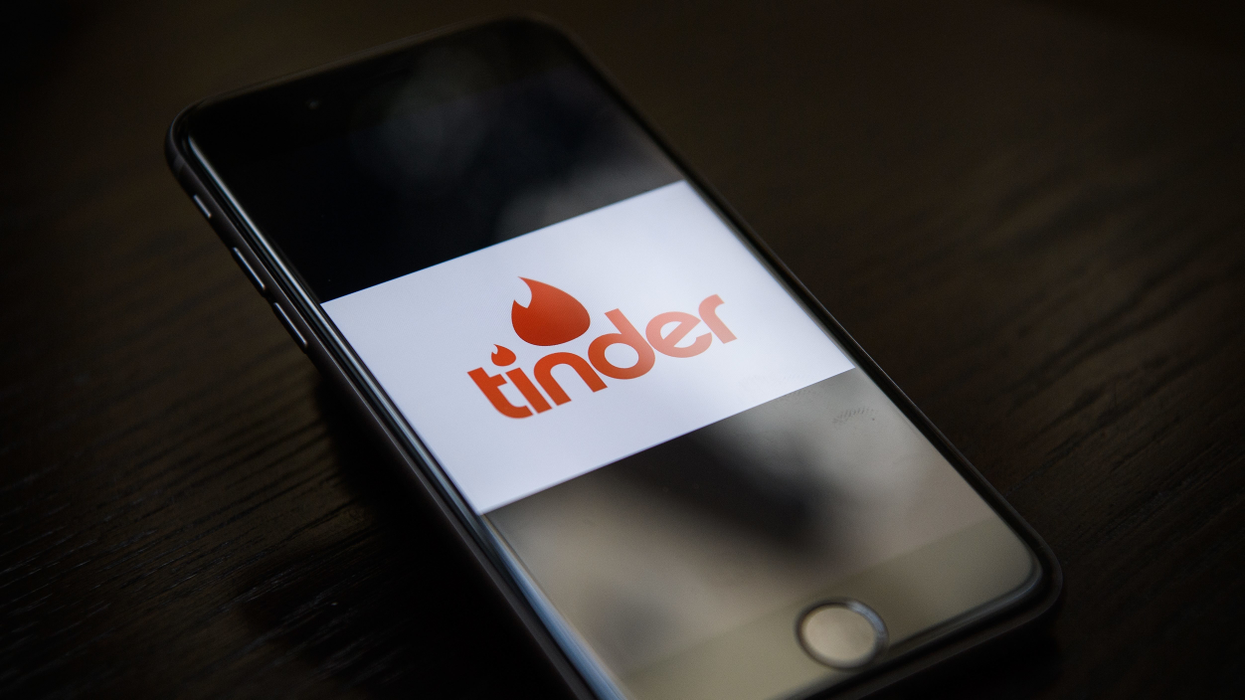 Şi-a făcut cont pe Tinder ca să îşi găsească un iubit pitic, dar toţi bărbaţii îi spuneau că au fantezii cu ea! Reacţia tinerei a ajuns să fie virală