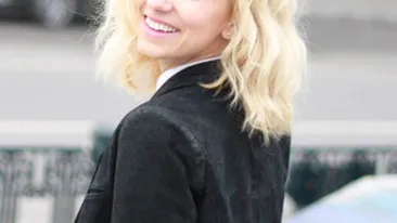 Dana Rogoz nu mai merge la shopping! A ales sa isi ia o rochie online cu ajutorul prietenilor ei!