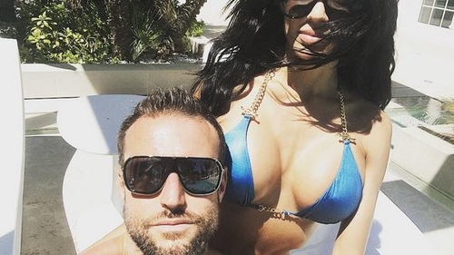 Duce o viaţă de lux alături de celebrul PHILIPP PLEIN! Românca ANDREEA SASU n-a mai stat pe gânduri şi s-a urcat pe capota unui Lamborghini