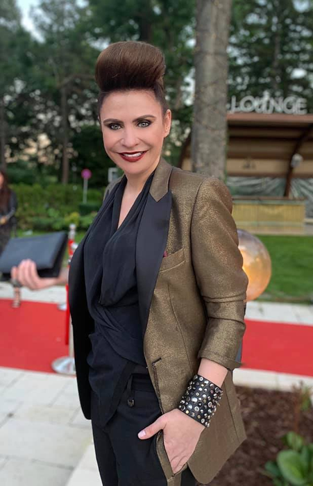 Adina Buzatu – ținute feminine la puterea masculin. 5 sugestii de vestimentații pentru o apariție impresionantă la petreceri