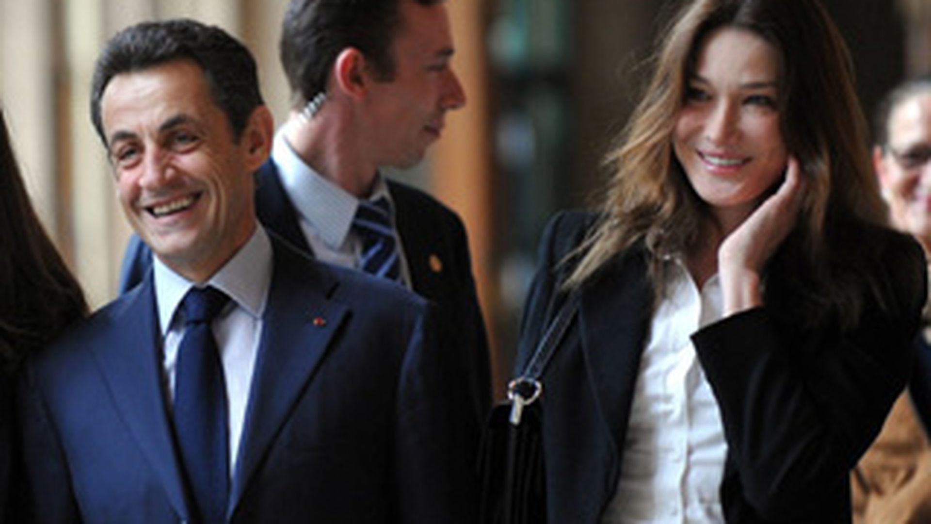 Portretul Carlei Bruni, in centrul unei expozitii de tablouri pictate de tatal lui Nicolas Sarkozy!