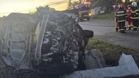 Doi adolescenți au murit pe o șosea din Suceava. Mașina s-a izbit de un cap de pod. Șoferul era minor
