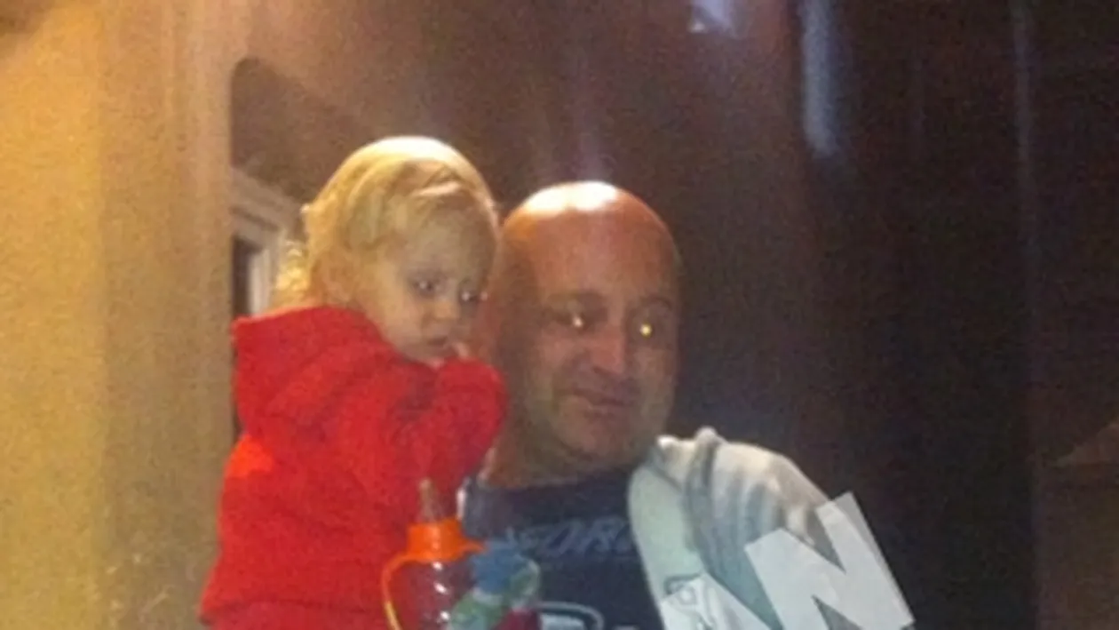 Fabuloasa poveste de amor dintre Ovidiu si Antita, femeia care si-a aruncat fetita din taxi, pe Podul Grant! S-au cunoscut pe Internet, s-au intalnit de patru ori, iar ea l-a anuntat pe e-mail ca are un copil!