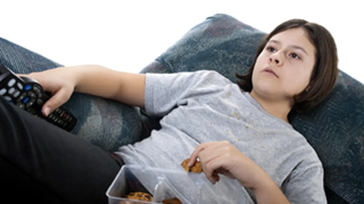 Unul din cinci adolescenti mananca in pat! Traditia cinei in familie, aproape de disparitie