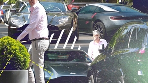 ”Regele construcțiilor” a reapărut în oraș cu un Aston Martin țiplă de 225.000 €!