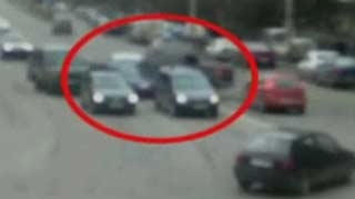 VIDEO Un clujean beat a intrat cu viteza in intersectie si a lovit trei masini!