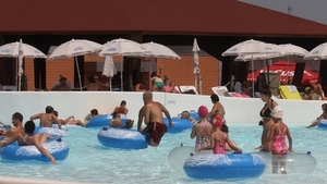 Atentie, Romania sub canicula! Bucurestenii au luat cu asalt strandurile ca sa suporte mai usor cele 40 de grade Celsius