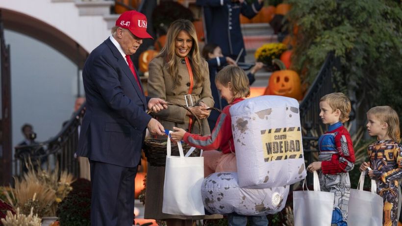 Melania și Donald Trump au avut un Halloween pe cinste! Cum au decorat Casa Albă și ce au primit copiii din partea lor