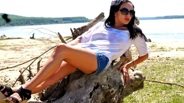 Afara este un soare dogoritor, dar Rocsana Marcu sta la plaja cu hainele pe ea!