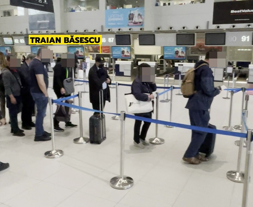 Traian Băsescu, la coadă, printre oamenii obișnuiți (Foto: CANCAN.RO)
