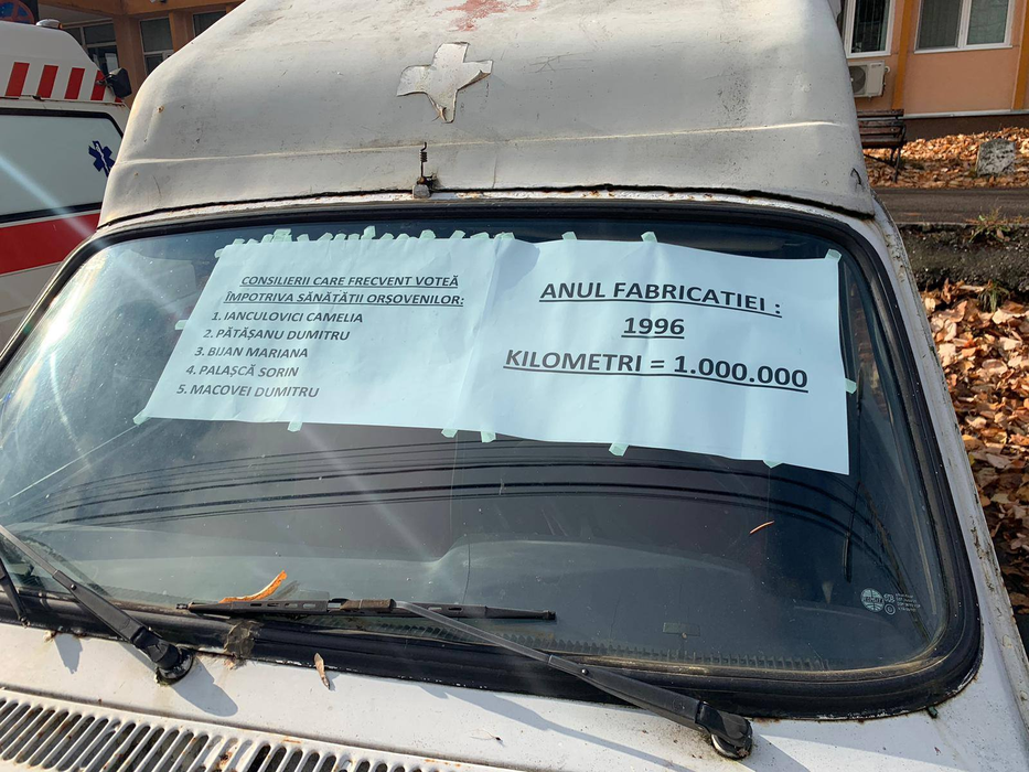 Protest inedit la spitalul din Orşova! Cum i-au făcut de râs medicii pe aleșii locali