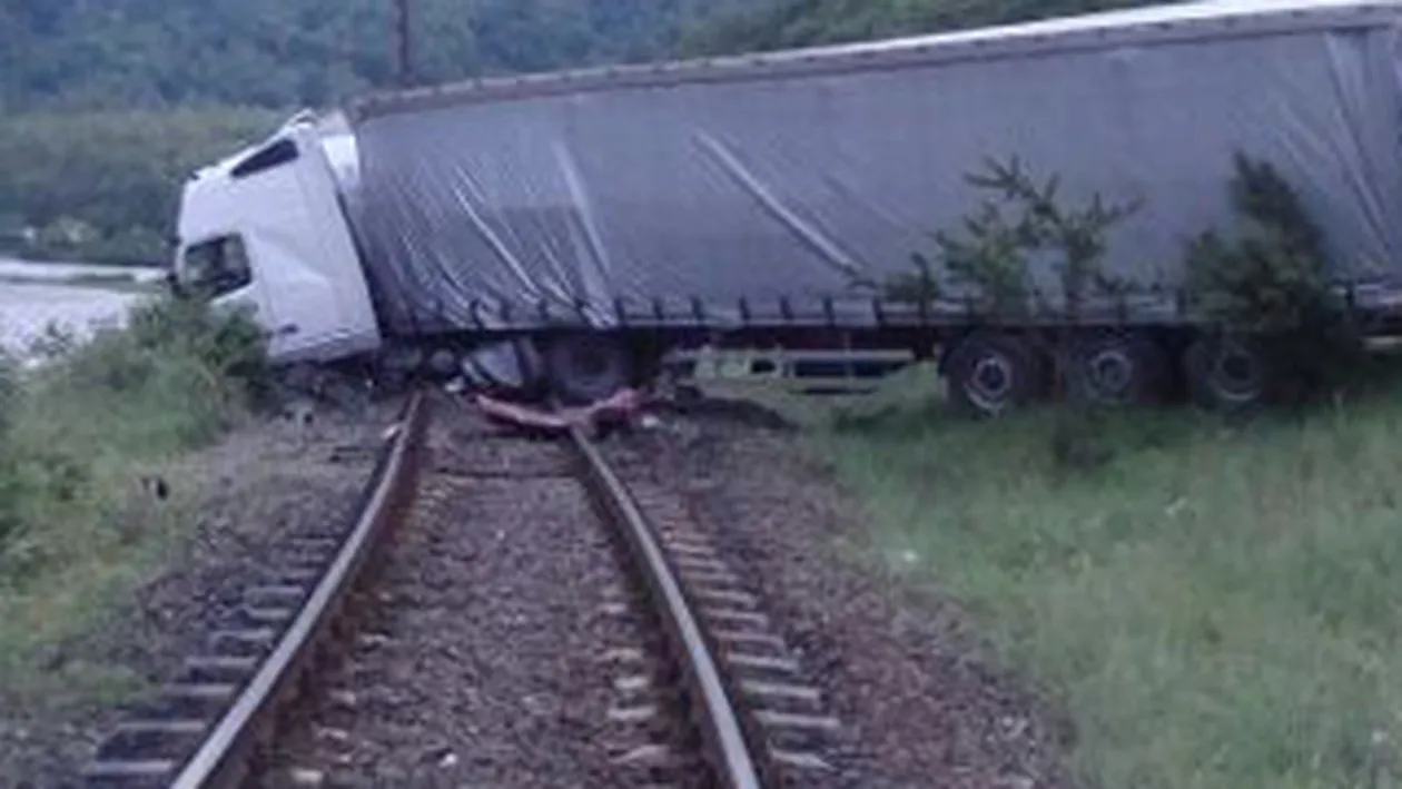 Un TIR a derapat din cauza poleiului si a cazut pe calea ferata!