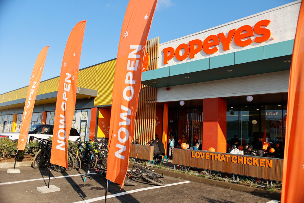 Popeyes România deschide primul restaurant de tip Drive-Thru din țară