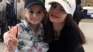 Monica Gabor s-a întors în România cu Irina! Fosta doamnă Columbeanu le-a cerut ajutorul prietenilor cum a pus piciorul în aeroport