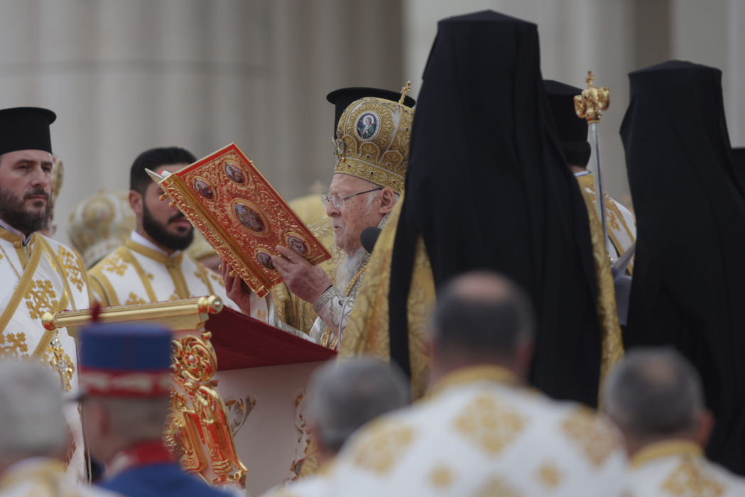 HAUL cu surprize! Ce au găsit Becali și Nicușor Dan în punguțele primite la sfințirea Catedralei