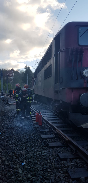 Scene de panică în gara din Sinaia, după ce locomotiva unui tren a luat foc. Pompierii s-au luptat cu flăcările | VIDEO