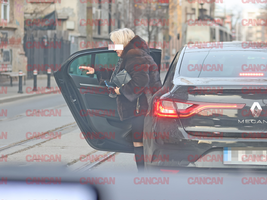 Femeia coboară din uber