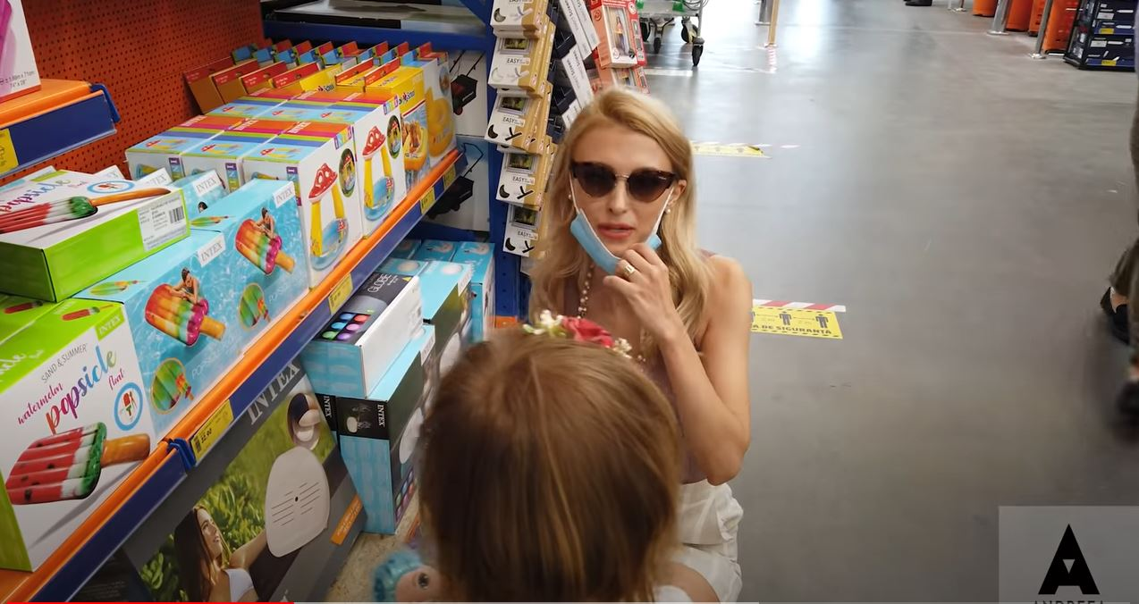Andreea Bălan, atitudine iresponsabilă într-un hypermarket în care a mers cu Ella. Artista a fost criticată pentru gafa făcută în public