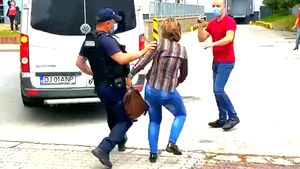 VIDEO. Scandal monstru în curtea Tribunalului Olt, după procesul lui Gheorghe Dincă. Mama Luizei, bruscată de jandarmi: ”Sunteți aici să apărați victimele, nu infractorii.”