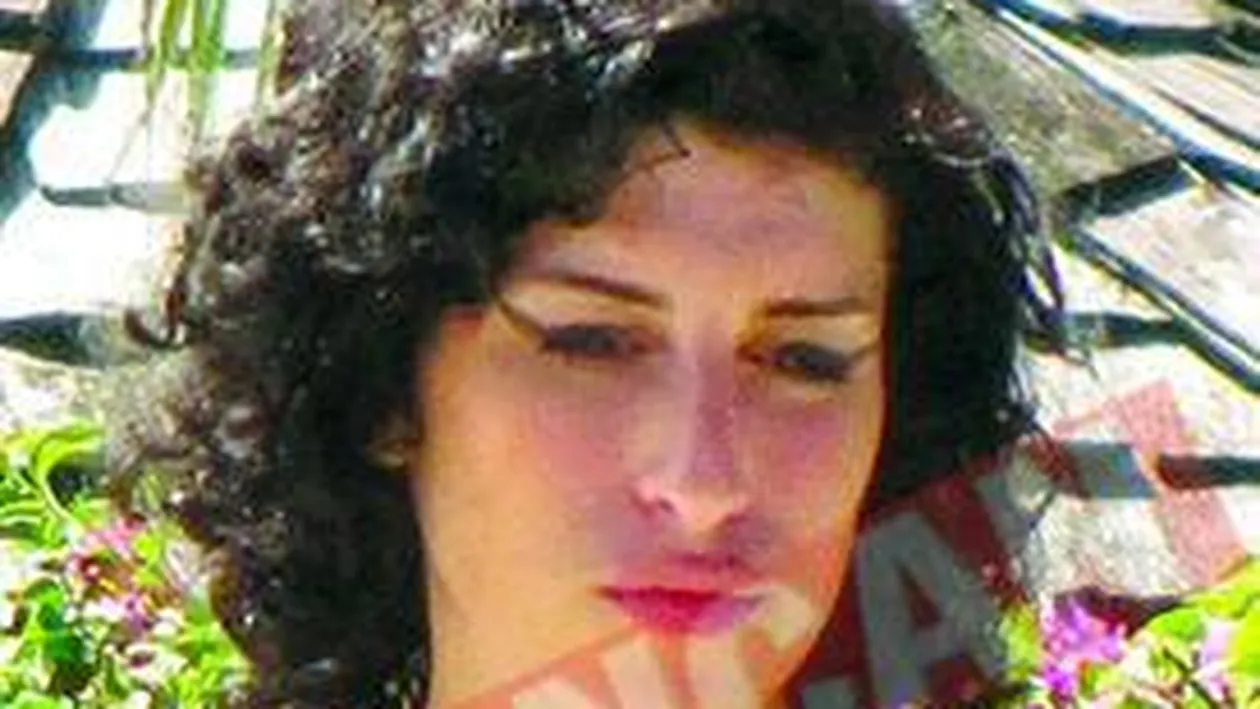 Amy cerseste bautura clientilor