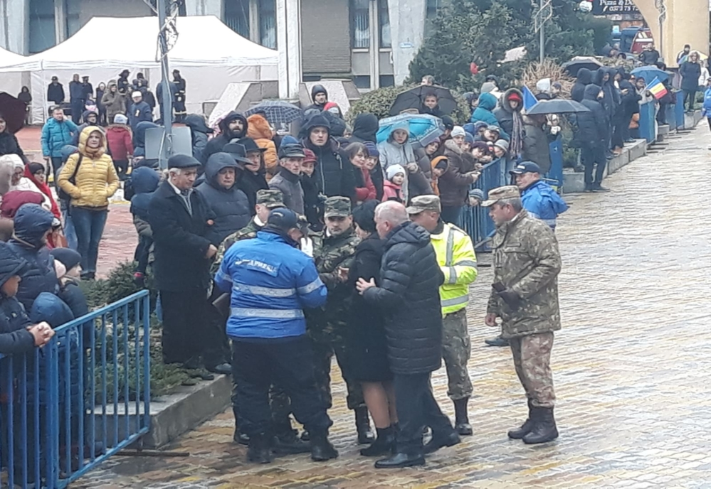 Dan Manu, președintele CJ Argeș care este medic legist de profesie, a mers să-i acorde primul ajutor militarului căruia i s-a făcut rău © realitateadearges.net