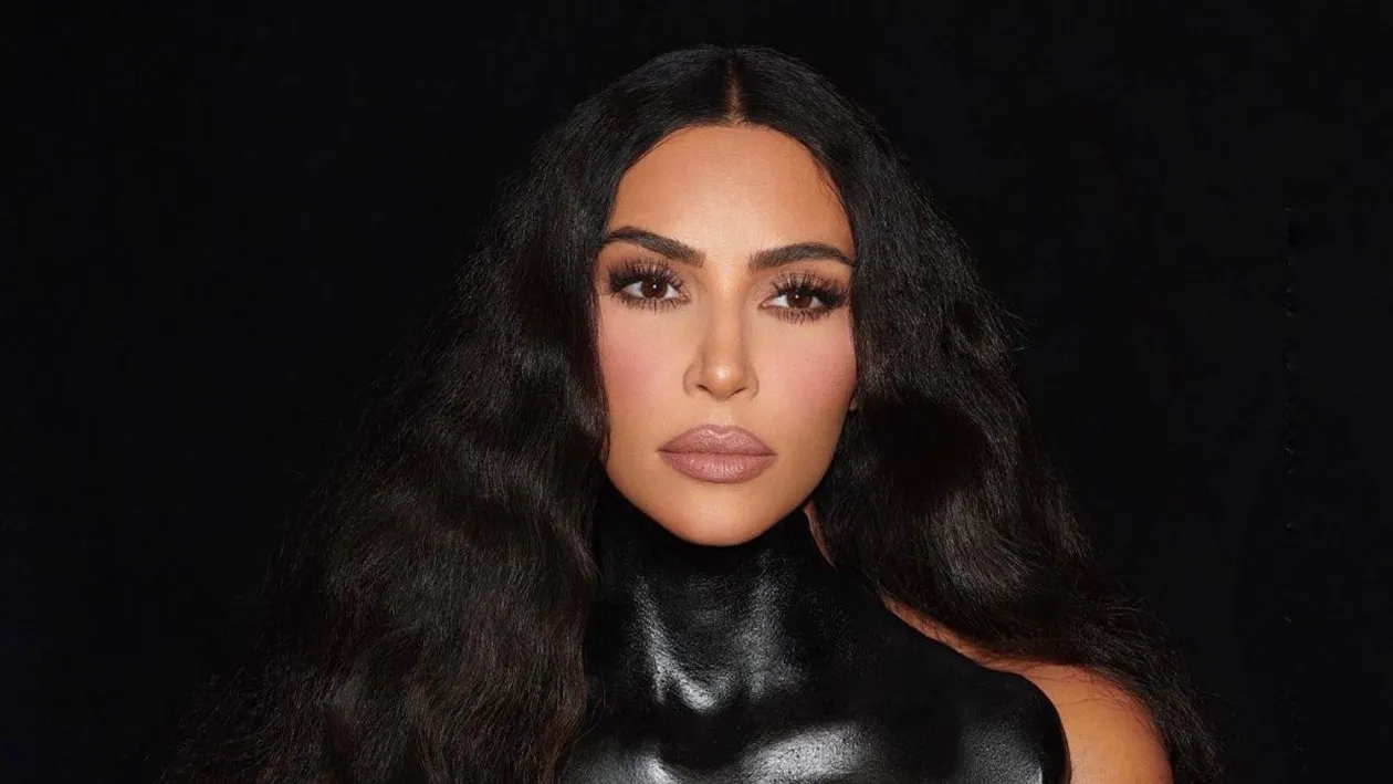 Accesoriul bizar cu care a fost surprinsă Kim Kardashian la piscină. Fanii, confuzi când au văzut-o aşa