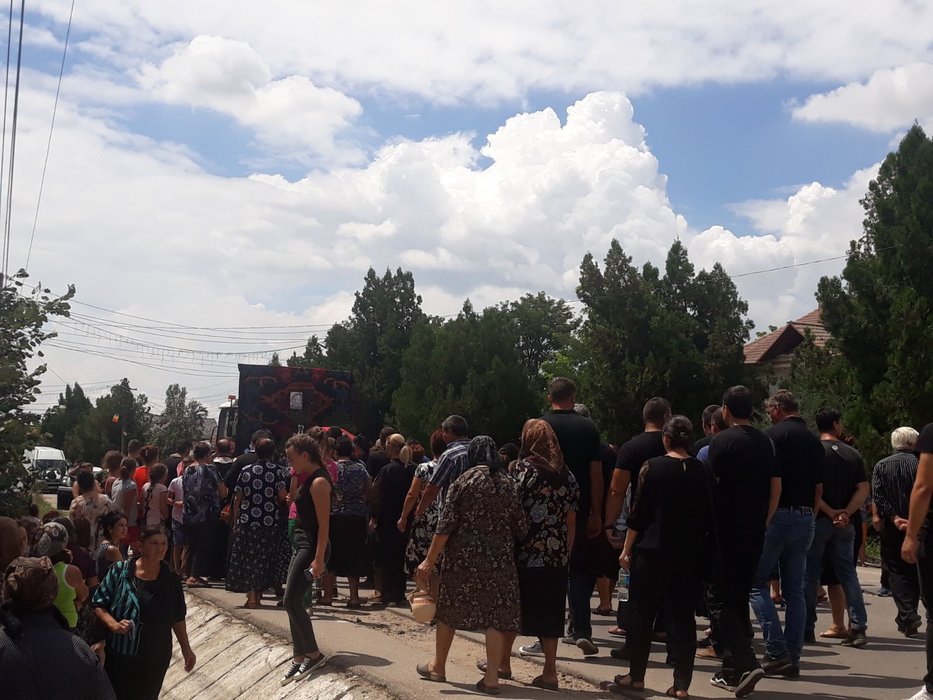 Zeci de oameni au participat la înmormântare