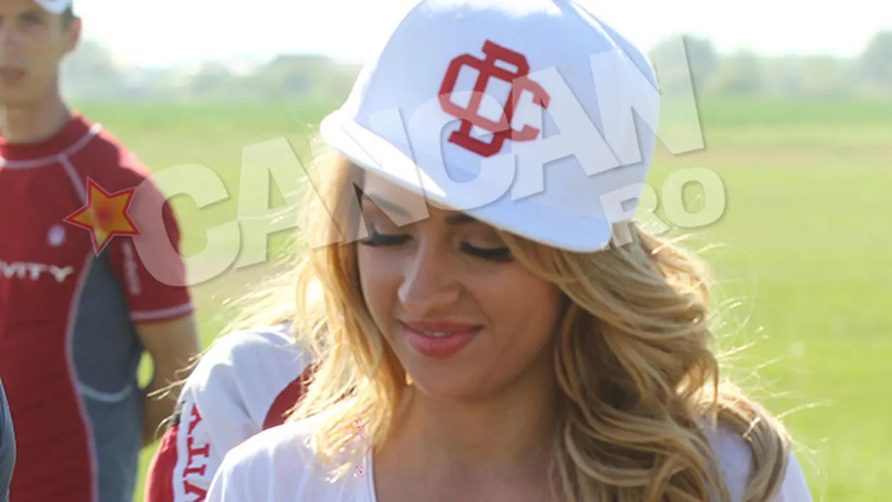 Gafa INCENDIARA a unei moldovence stabilite in Bucuresti! A uitat sa isi puna sutienul iar sanii ei au privit direct in aparatul