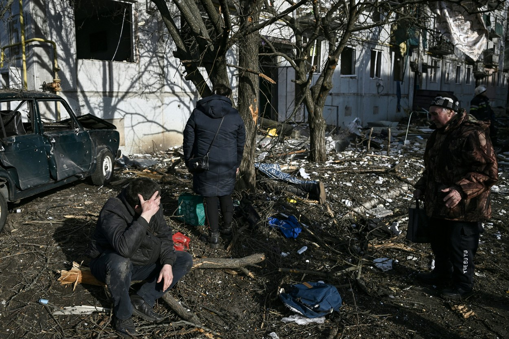 Nombardamentele asupra orașului Chuguiv, din estul Ucrainei, pe 24 februarie 2022, s-a lăsat cu victime. (Sursa foto: profimedia.ro)
