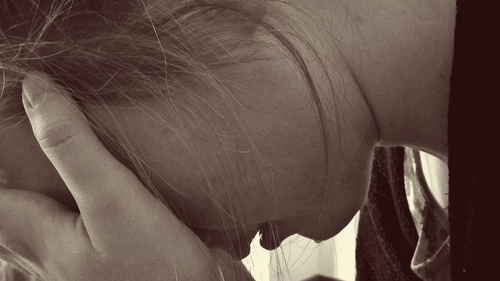 Mama unei adolescente l-a lăsat pe soțul ei să o violeze pe copila lor de sute de ori! Explicația halucinantă a femeii