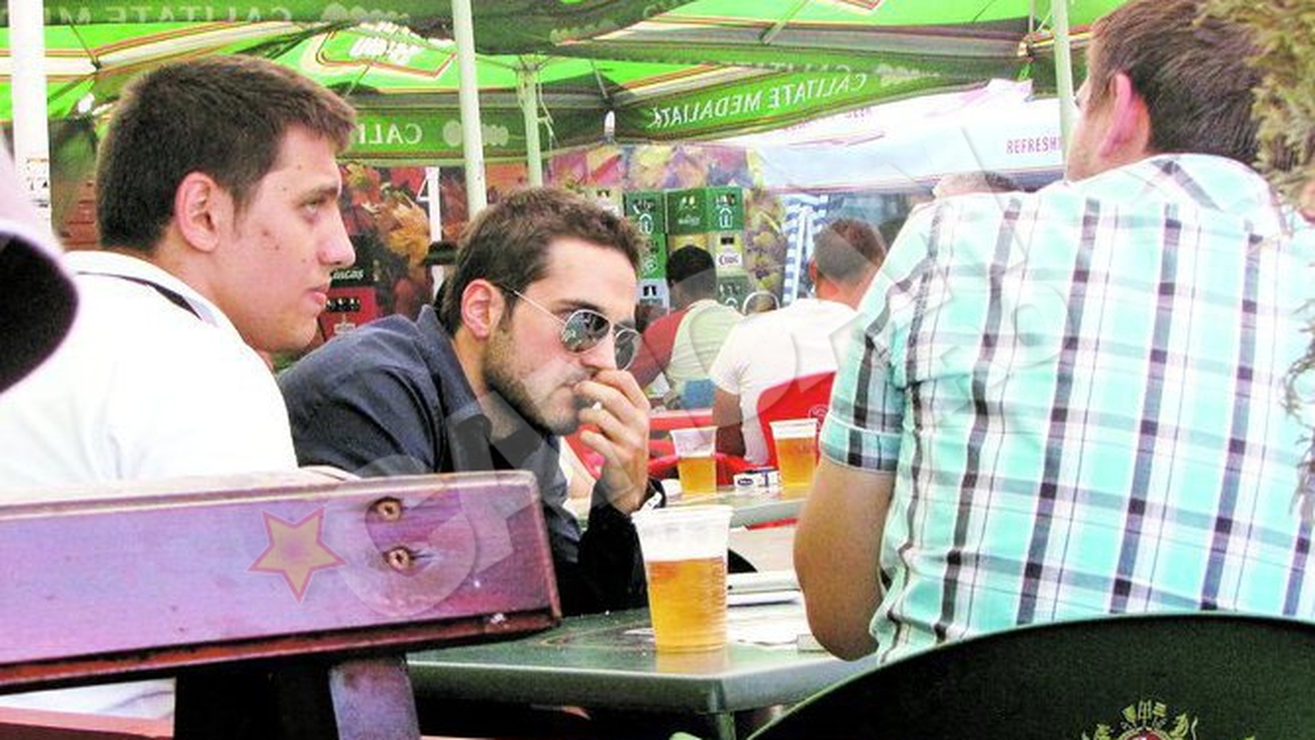 Fostul iubit al Oanei Zavoranu pierde vremea in Piata Obor! Vinde vin si cumpara bere