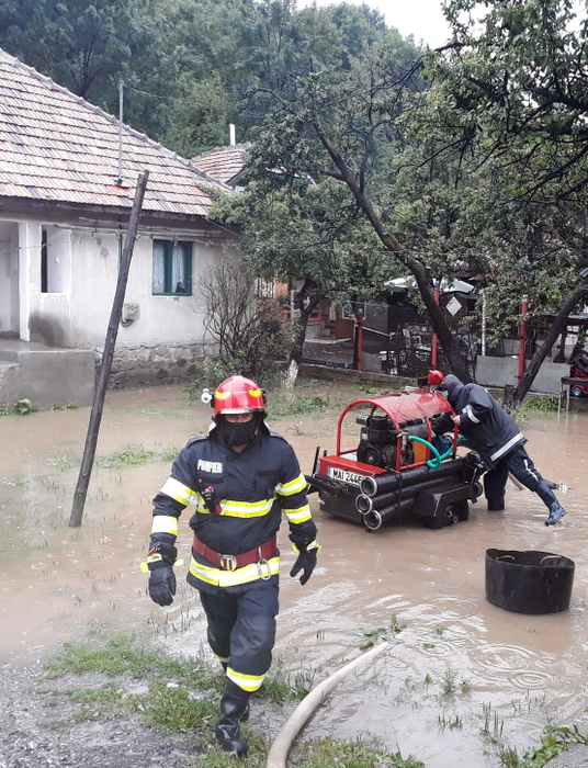 Gospodării inundate în Dâmbovița. O mașină, blocată de aluviuni în Argeș. FOTO&VIDEO