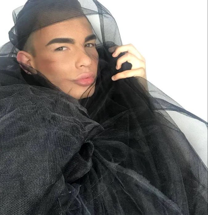 Scenariu șoc: a abandonat-o pe Cristina pentru ”Ken de România”! Eric de la ”Insula iubirii”,  în vacanță cu un transsexual?!