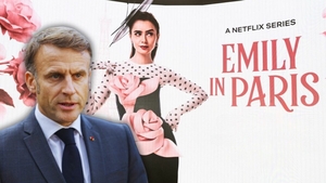 Emmanuel Macron, mesaj pentru fanii serialului „Emily in Paris” din Franța. Va vorbi cu producătorii ca să nu...