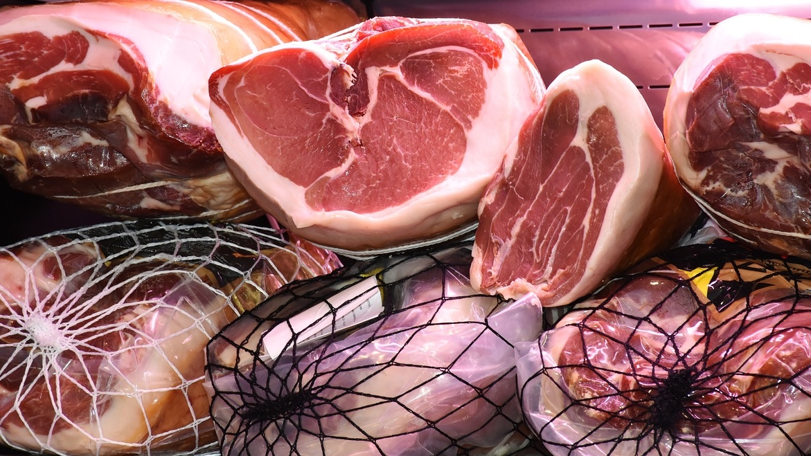 Cât cheltuie românii pe carnea pentru masa de Crăciun. Prețurile la alimente au explodat