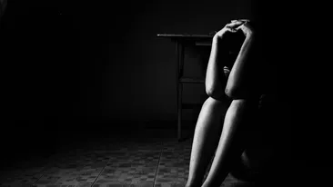 Caz bizar în Satu Mare. Tânără umilită, amenințată cu un cuțit la gât și fimată de amant. Totul a făcut parte dintr-un plan diabolic