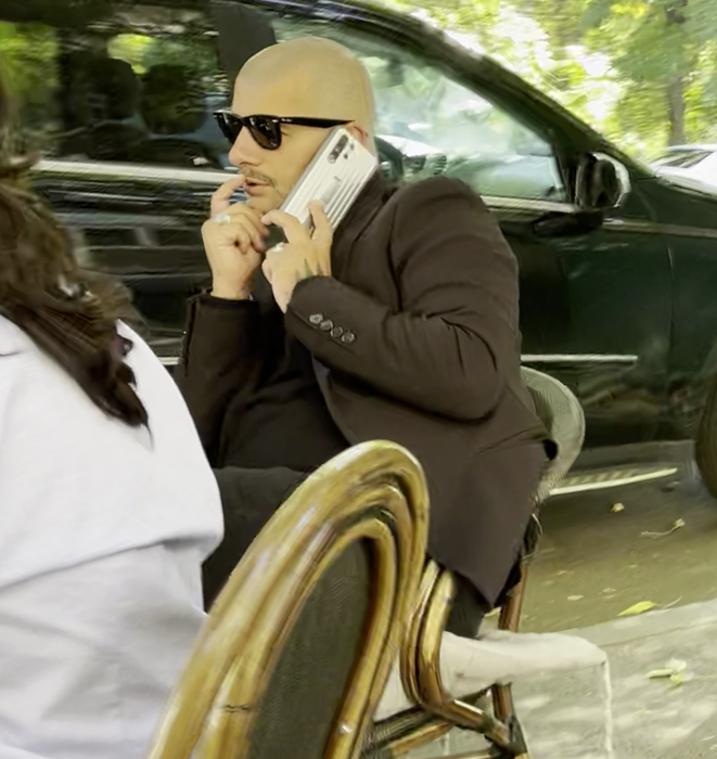 Vali Bărbulescu vorbește de zor la telefon / Sursă foto: CANCAN.RO