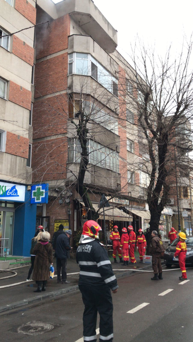 VIDEO / Alertă în Bucureşti! Zeci de oameni evacuaţi, după ce un apartament a luat foc. Sunt victime