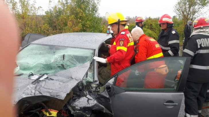 Accident teribil pe DN 2. Patru maşini implicate, un mort şi 14 răniţi. Patru persoane sunt încarcerate
