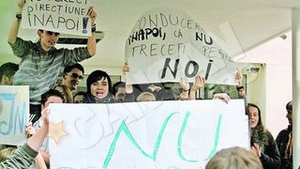 Elevii de la "Jean Monnet" au iesit la un protest in pauze: "Oana - exmatriculata, directoarea - preferata!"