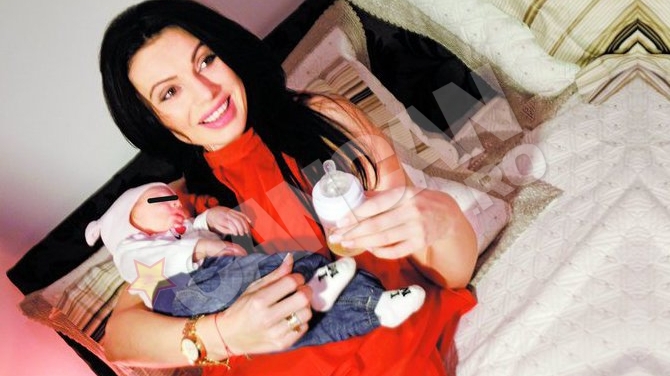 Ramona Lazuran se descurca bine cu biberonul! De la model pe scena la mama model