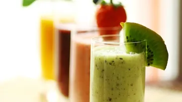 Celebrul Dr. Oz îţi recomandă trei smoothie-uri care te ajută să slăbeşti rapid