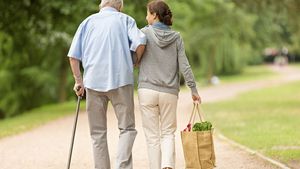 O badantă din România s-a măritat cu pensionarul de 90 de ani de care avea grijă, în Italia. Cum au reacționat rudele bătrânului