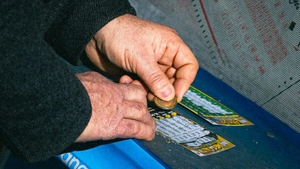 A dat norocul peste el! Un om al străzii a câștigat 1 milion de dolari la Loto. Ce vrea să facă cu banii